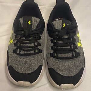 Kids Shoes by Under Armour Size 4Y Pre-Owned Great Condition
